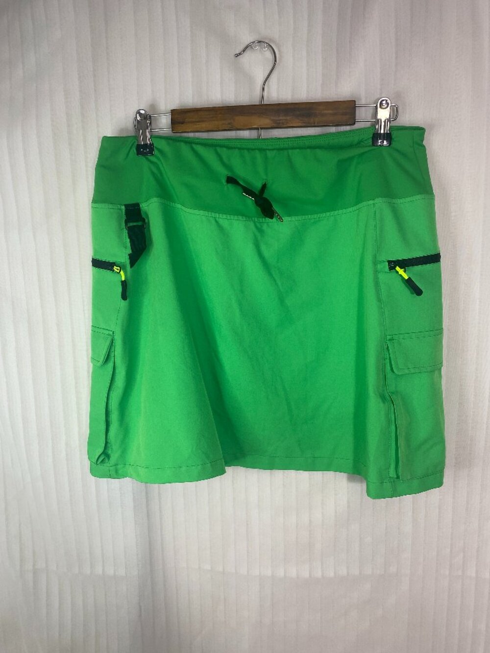 Women’s XL Neon Green Athletic Cargo Skort Skirt Built In Shorts Zip Pockets